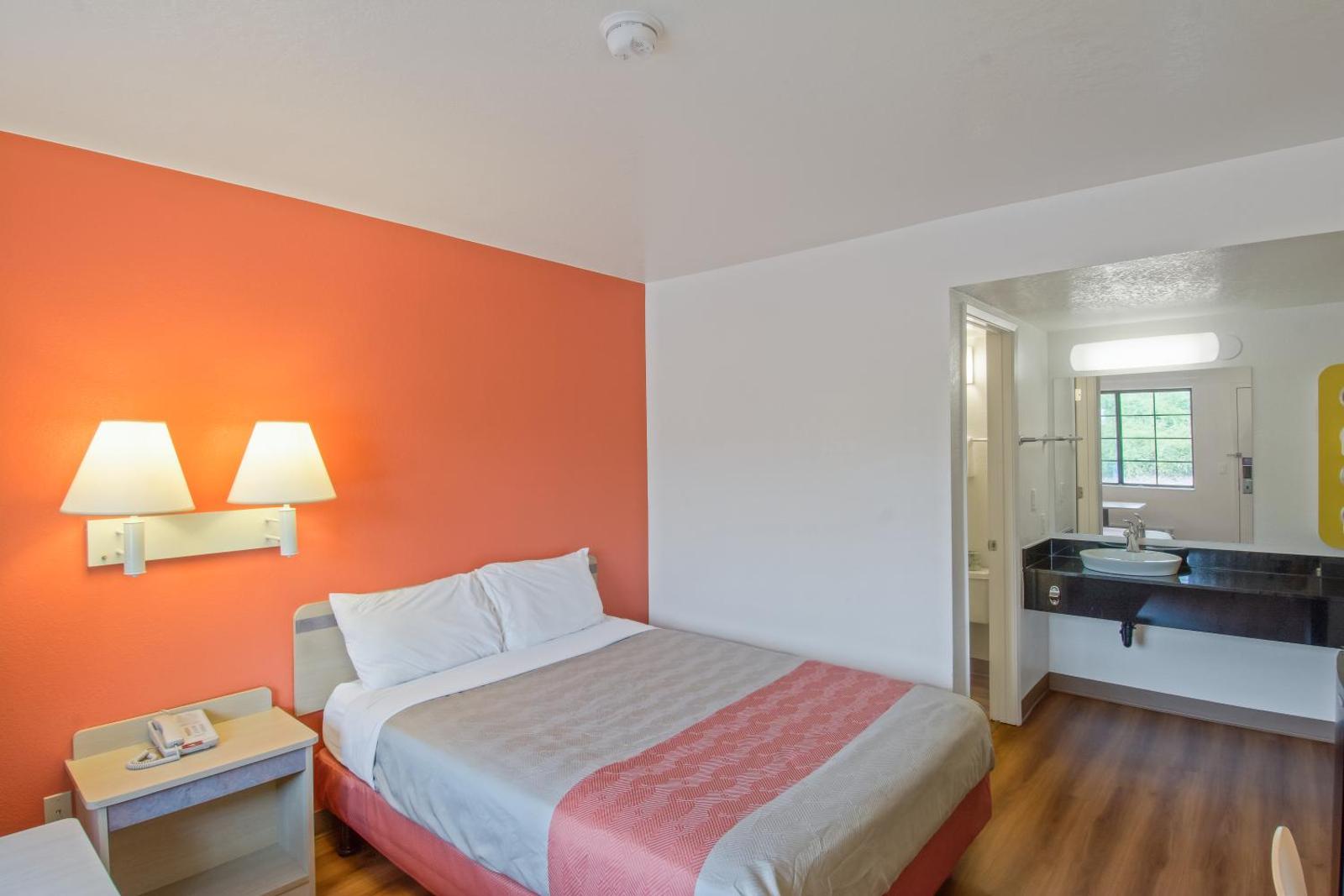 Motel 6-Redding CA - South Main image 1